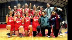 LÍDERES. Las chicas de Derqui celebran que son únicas punteras de la ABZC..