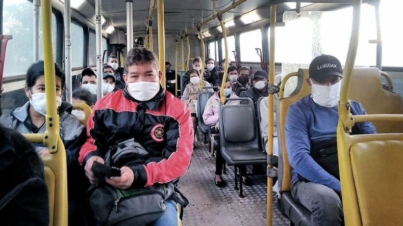 En los colectivos no se podrá superar la capacidad de asientos disponibles, con excepción de los horarios pico..
