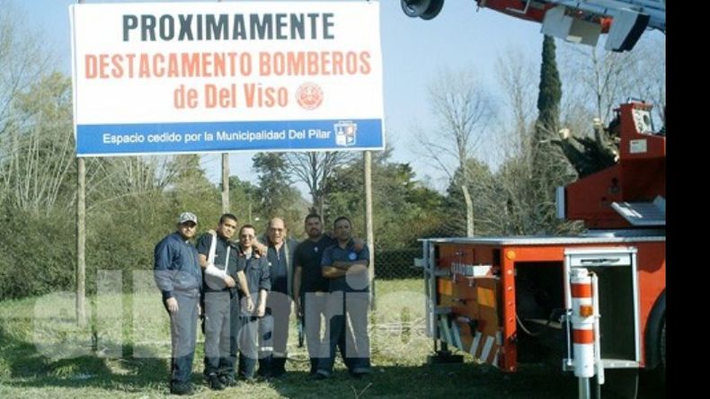Los bomberos durante la colocación del cartel fundacional..