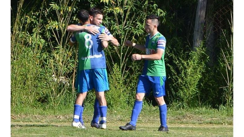ABRAZO DE GOL. Caza y Pesca se convirtió en el equipo más ganador de la liga..