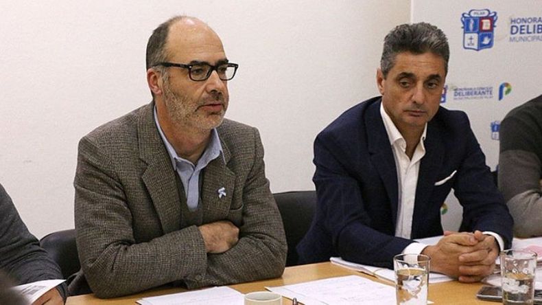 REUNIÓN. El Jefe de Gabinete, Jun Pablo Martignone (izq.), explicó el presupuesto provincial, aprobado hace dos semanas..