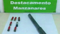 ARMA. La escopeta con sus cartuchos fue secuestrada en la casa de los detenidos..