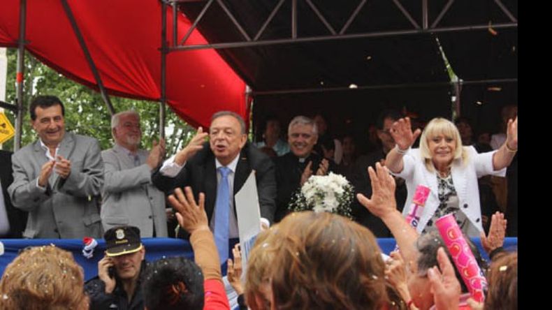Tiren papelitos. El festivo paso de los centros de jubilados es saludado por el intendente Humberto Zúccaro y su esposa, Carmen Rodríguez, desde el palco oficial..
