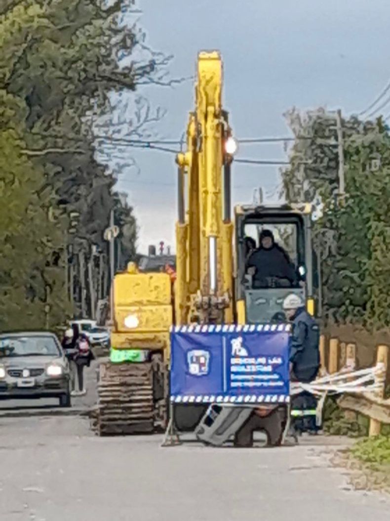 Una m&aacute;quina municipal estuvo retirando los escombros de la rotura del puente y limpiando el cauce del arroyo para poder tener acceso desde diferentes lugares al puente y su interior.