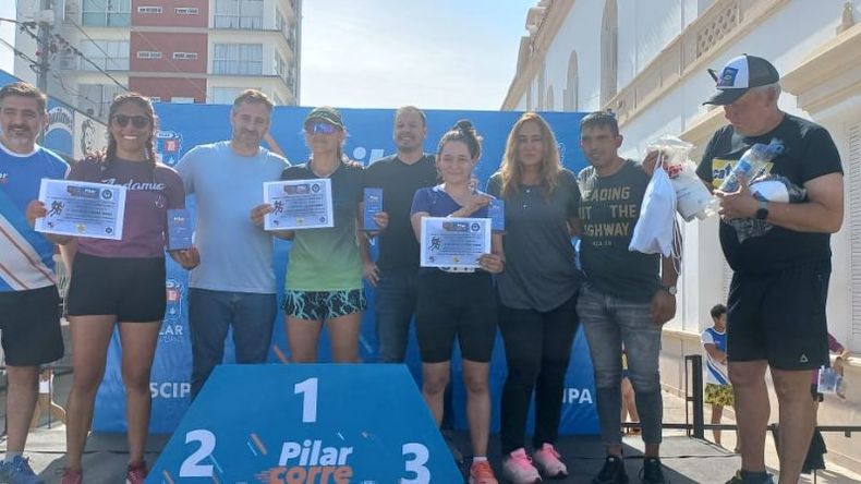 PODIO DE DAMAS 10k. Eulalia Paredes fue la primera en cruzar la meta seguida de Victoria Flamenco y Roxana Gómez..