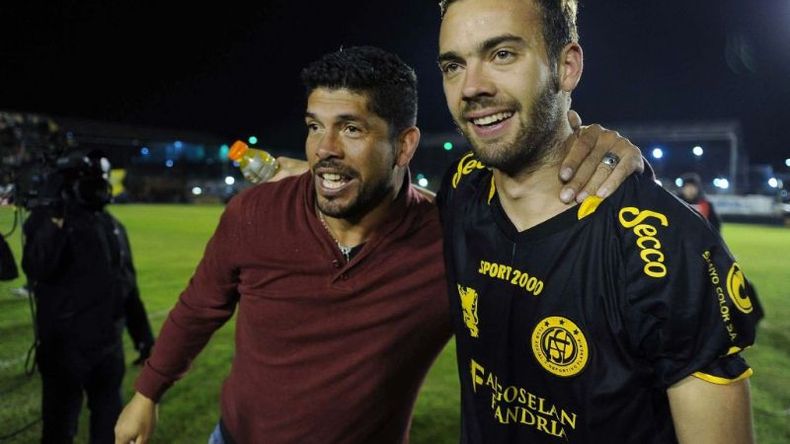 VUELTA. La felicidad del Negro Gómez, tras el ascenso..