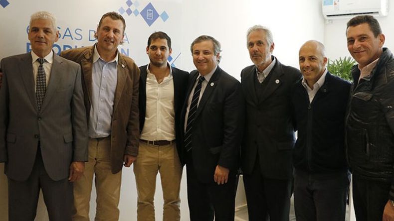 SEÑAL DE LARGADA. Ducoté y funcionarios en la inauguración..