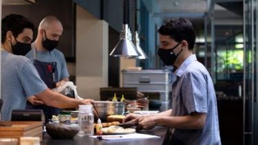 AFECTADOS. La gastronomía se siente acosada por las deudas..