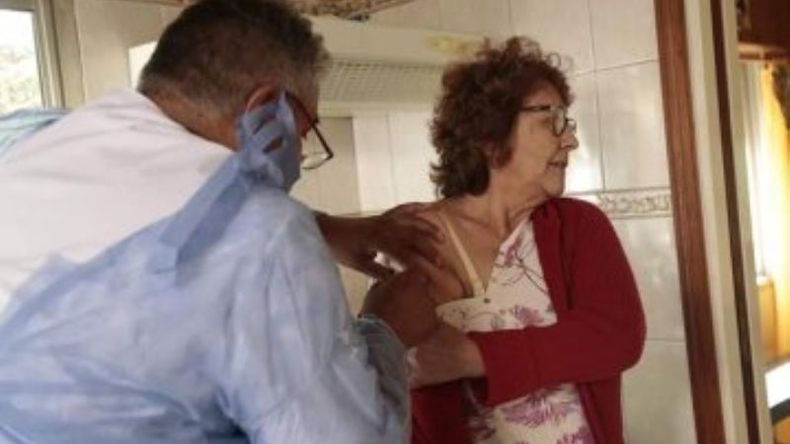 A domicilio. El Municipio continúa con la campaña de vacunación antrigripal casa por casa, destinada a los adultos mayores. .