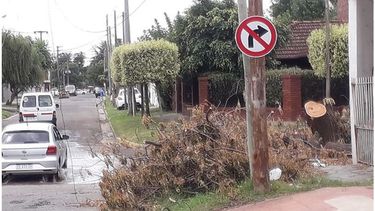 NO GIRAR. El cartel muestra el cambio en Camilo Costa y Lauría..
