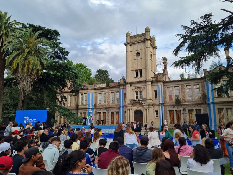 En el Pellegrini, se está llevando a cabo la presentación de la Universidad de Pilar.&nbsp;