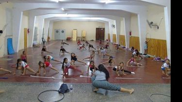 MOVIMIENTOS. Las chicas, en pleno entrenamiento de la Escuela Municipal..