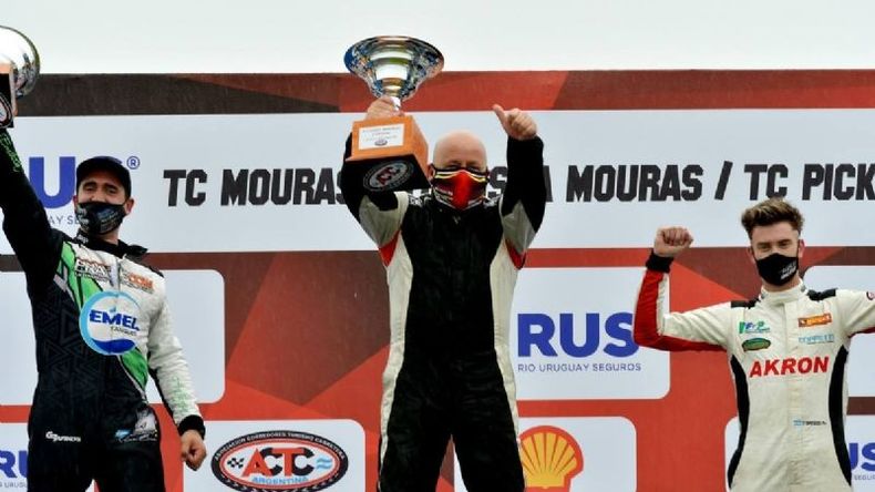 FELICIDAD. Jaime levanta la copa en el podio tras lograr su primer triunfo en la categoría..