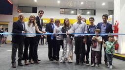 CORTE DE CINTA. Ducoté, junto a directivos de Shell y allegados..