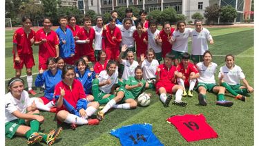 CAMARADERÍA. Las chicas pilarenses junto al equipo de la Media 18 de Chengdú..