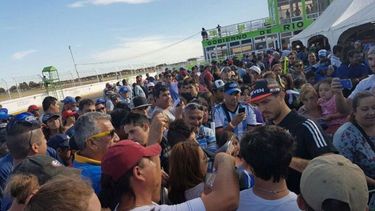 REQUERIDO. Rossi atiende los pedidos de los hinchas..