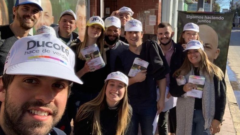 JÓVENES PRO. Ayer, la campaña fue en la calle, barrio por barrio..