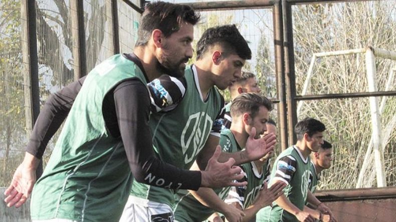 PREPARADOS. Los jugadores se alistan para jugar contra El Porvenir..