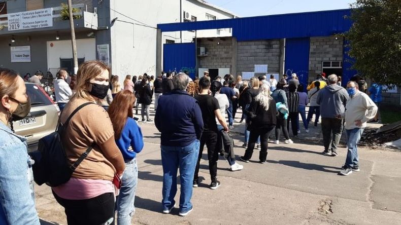 En Pilar también se cambiaron los lugares de votación.