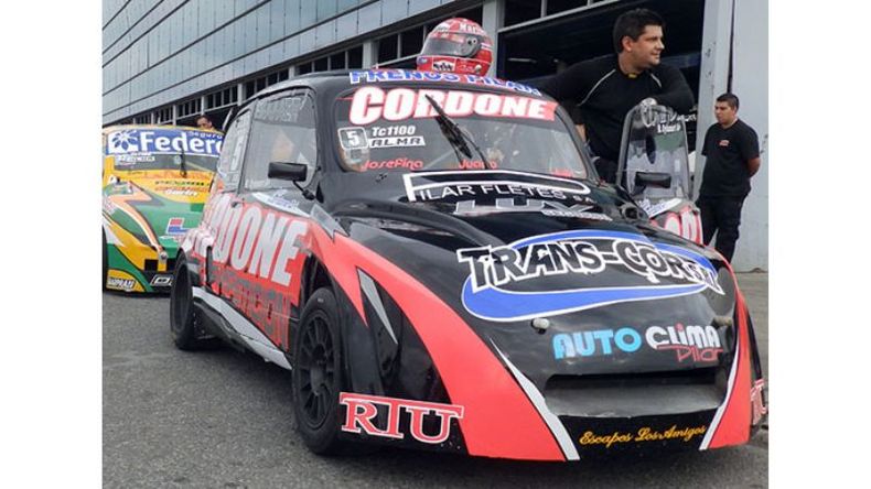 Cordone, junto a su máquina..
