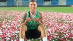 FELIZ. Bordón en cancha de Racing, después del triunfo..