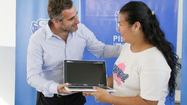En total, en la secundaria 11 se entregaron ayer 174 netbooks. .