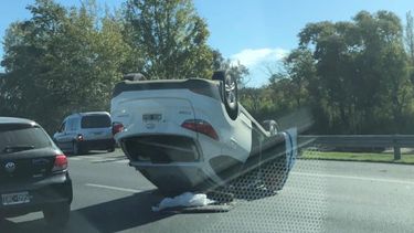 ahora volco un auto en panamericana
