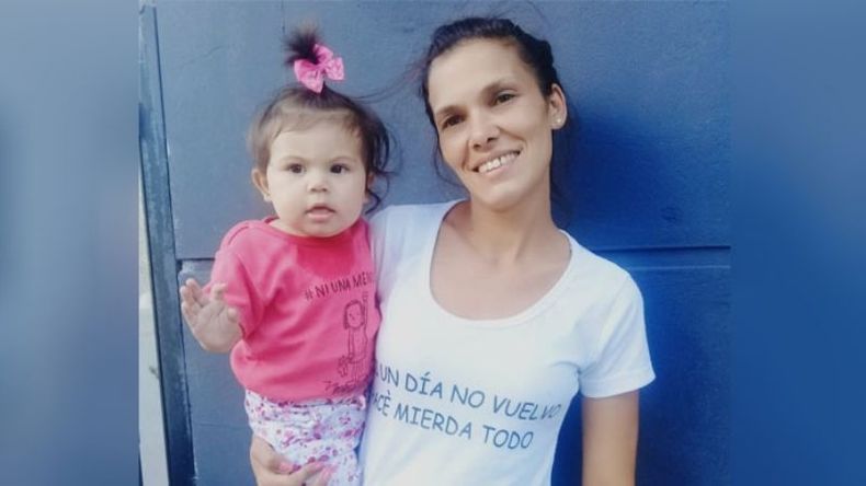 GENERACIÓN. Natalia Espasa, en la protesta de ayer, junto a su hija. .