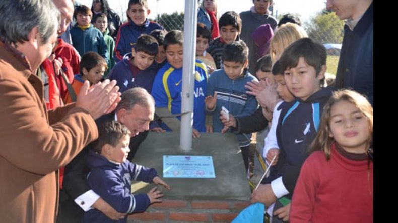 Zúccaro inauguró ayer la plaza de los niños en la localidad..