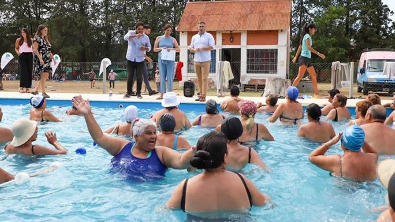 AL AGUA. La jornada recreativa se realizó en la pileta del Pellegrini..