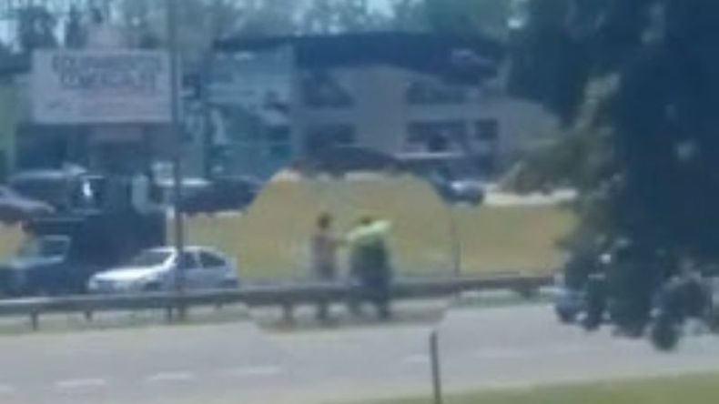 Momento en el que son auxiliados (imágenes: Pilar Es Noticias)..