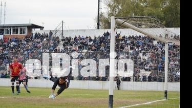El arquero se estira pero no llega: gol del Perro Bargas..