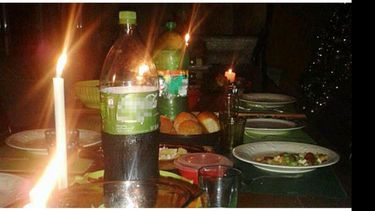 Mesa navideña y velas; menú de muchos usuarios..