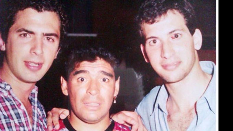Diego Maradona en el año 1995 junto a los pilarenses Federico Pocetti y Maxi Domenech, durante una charla en Exótico Bailable donde entregó pelotas firmadas a la gente..