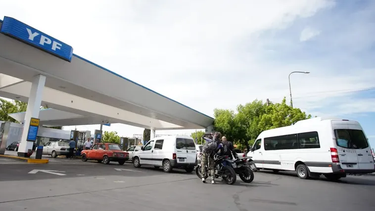La baja empezará por YPF y será mayor en el gasoil.