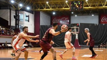 Franco Petruzzi en defensa en la visita a Lanús para culminar la fase regular.