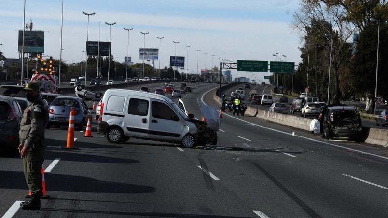 KILÓMETRO 15.500. El choque involucró a tres vehículos, uno de ellos terminó volcando. .