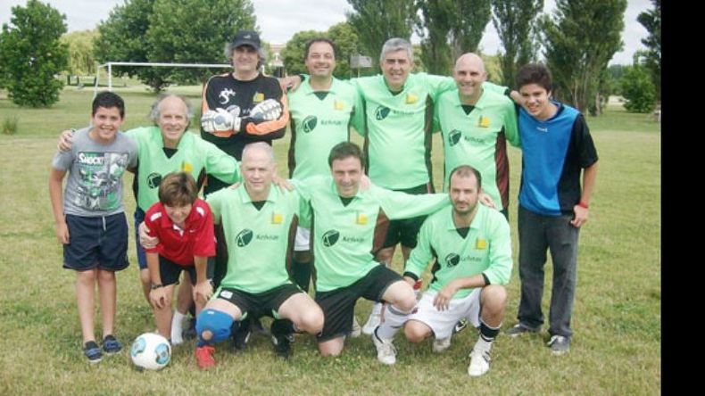 Por la corona de Senior Max. Hoy a las 10 se llevará a cabo la 10ª y última fecha de la Copa Plata de la categoría Mayores Senior Max que organiza la Liga Intercountries de Fútbol 7 Zona Norte. Y Galápagos, que lidera con 25 puntos, tendrá la oportunidad de consagrarse con solo presentarse a disputar su encuentro frente al colista Campo Grande (14), ya que le lleva 3 de ventaja a su escolta, La Tradición, que recibirá a Los Robles del Monarca (16). El partido que completa la fecha será.