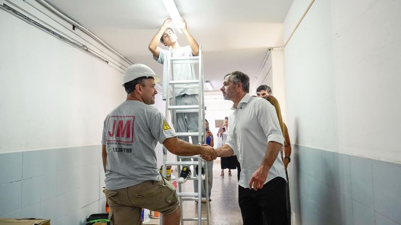 PREPARATIVOS Achval durante la recorrida por una de las escuelas que se estn mejorando