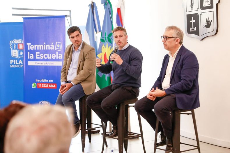 Federico Ach&aacute;val junto a los titulares de Educaci&oacute;n de Pilar y de la Provincia, Dami&aacute;n Esp&iacute;ndola y Pablo Urquiza, respectivamente.&nbsp;&nbsp;