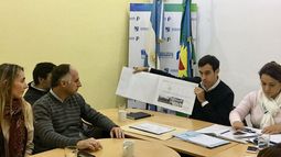 MUESTRA. Caputo presentó ayer el proyecto ante concejales y comerciantes..