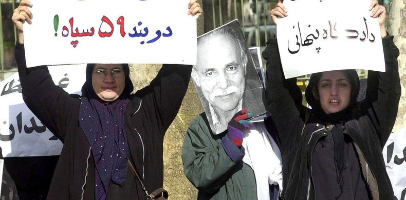 Narges Mohammadi (der.) durante una manifestación en Teherán en 2002. (AP)..jpg