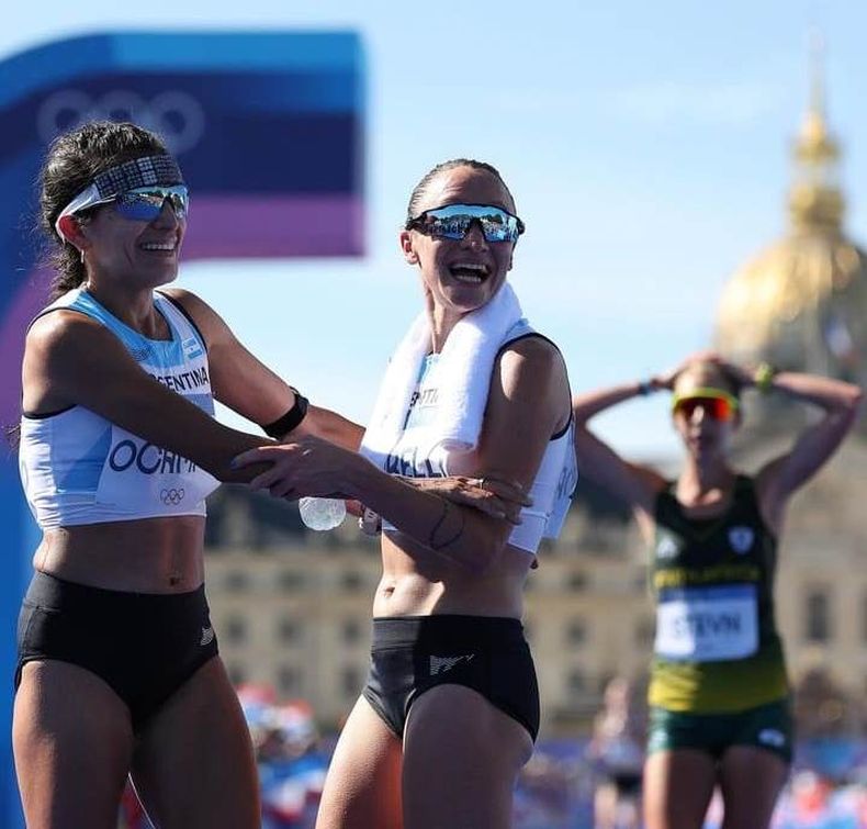 ARGENTINAS. El saludo entre Daiana Ocampo y Florencia Borelli tras cumplir el sueño olímpico de terminar el maratón.
