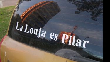 El rechazo de los vecinos de La Lonja a integrar un nuevo distrito con Derqui se tradujo en los últimos días en la impresión de calcos para el auto como la de esta imagen, con la leyenda “La Lonja es Pilar”..