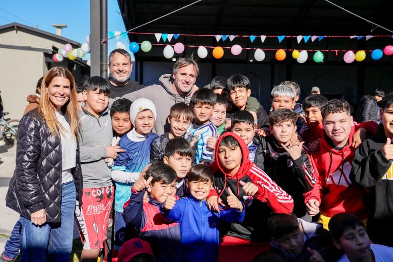 Federico Achával, Santiago Laurent y Soledad Peralta en el festejo del Centro Comunitario Papa Francisco.