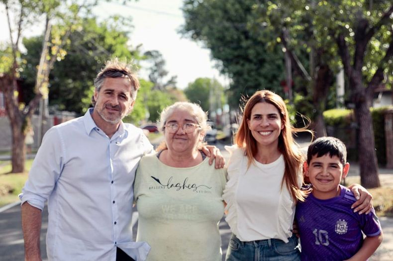BUENOS VECINOS. Federico Achával y Soledad Peralta, en una de las paradas de la maratón.