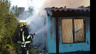 ARRASADOR. El fuego devoró en minutos la vivienda de Ramona y Francisco Albornoz..