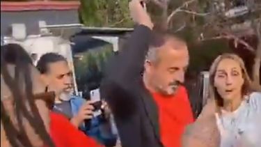 EMPUJONES. Captura del video donde se ve a Arietto impedir el acceso al delegado Leandro Gómez.