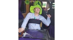 PEDIDO. Diego, con su silla. Sin esa ayuda, no puede movilizarse..