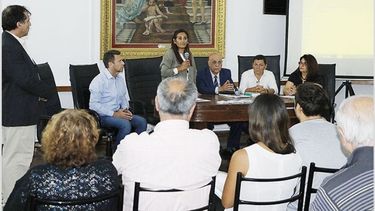 PANEL. Profesionales y familiares de víctimas encabezaron la actividad. .